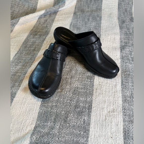 Born Shoes - BORN Talquin SZ 9M Black Leather Mules Clogs Whipstitch Strap Buckle Detail